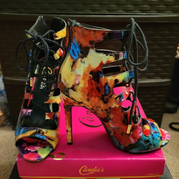 Woman's Shoes - Picture 5 of 11